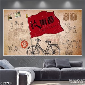Tranh lá cờ đỏ bên chiếc xe đạp trang trí quán cà phê