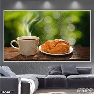 Tranh ly cà phê nóng trên bàn bên góc vườn xanh