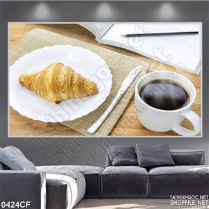 Tranh đĩa bánh mỳ và ly cà phê đen trên bàn đọc sách