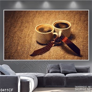 Tranh chiếc nơ được thắt trên hai ly cà phê đen