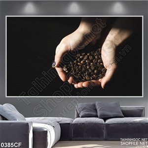 Tranh nâng niu những hạt cà phê trên lòng bàn tay