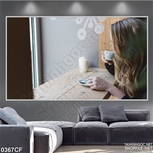 Tranh thưởng thức ly cà phê bên cánh cửa sổ