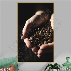 Tranh bàn tay nâng niu những hạt cà phê