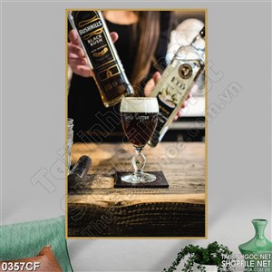 Tranh những chai rượu vang pha chế trong quán cà phê