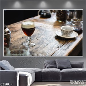 Tranh ly nước cocktail đỏ trong quán cà phê in uv