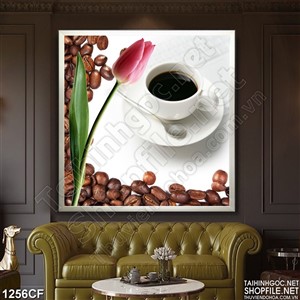 Tranh bông tulip bên tách cà phê đen