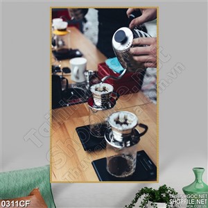 Tranh cách rót cà phê vào ly treo tường