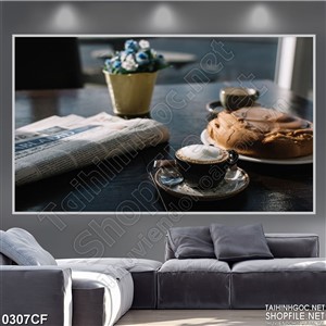 Tranh đĩa bánh và ly cà phê trên bàn đọc báo