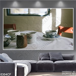 Tranh những chiếc cốc cà phê trên bàn không người