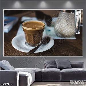 Tranh ly cà phê sữa đầy và chiếc muỗng trên bàn