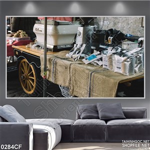 Tranh chiếc bàn có bánh xe trong quán cà phê