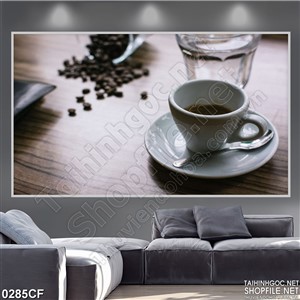 Tranh những hạt cà phê rơi vãi trên bàn làm việc