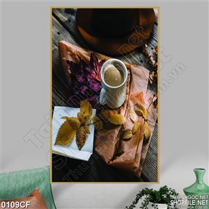 Tranh tách cà phê sữa trên những chiếc lá vàng in uv