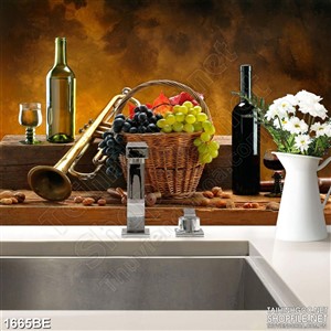 Tranh chiếc bàn gỗ đầy rượu vang đỏ treo bếp