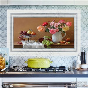 Tranh bình hoa tươi trên bàn ăn treo bếp