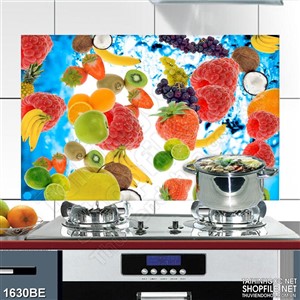 Tranh trái cây tươi ngâm trong nước treo bếp