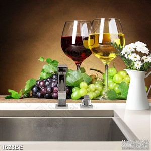 Tranh treo bếp hai chiếc ly rượu vang trên bàn ăn