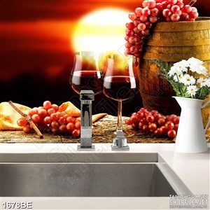 Tranh bếp những chùm nho tươi trên bàn rượu