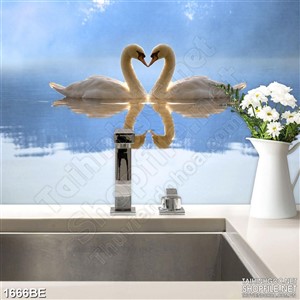 Tranh in uv bếp đôi thiên nga trắng trên mặt hồ