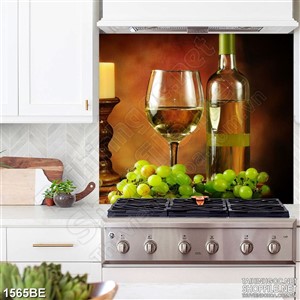 Tranh ly rượu vang bên ngọn nến in uv bếp