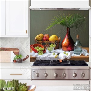 Tranh chiếc bình lá xanh trên bàn ăn in uv bếp