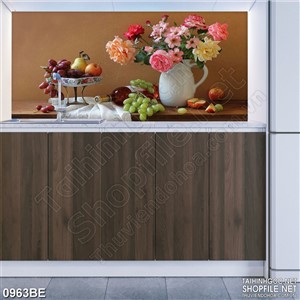 Tranh treo bếp bình hoa tươi trên bàn