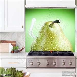 Tranh dán bếp trái lê đọng đầy giọt nước mát