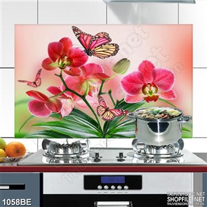 Tranh cánh bướm bên nhành hoa treo bếp