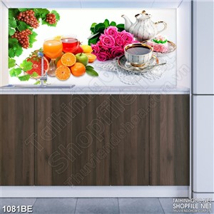 Tranh psd bếp tách tra trên bàn đầy hoa