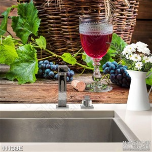 Tranh ly rượu nho trên bàn treo bếp