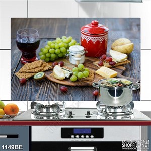 Tranh khay đồ ăn trên bàn trái cây treo bếp