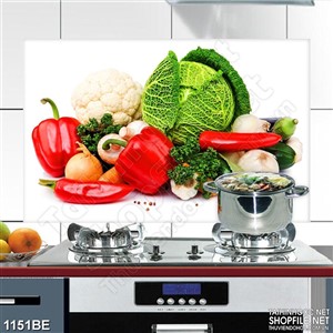 Tranh rau củ tươi chưa được chế biến treo bếp