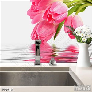 Tranh những bông tulip trên mặt nước treo bếp