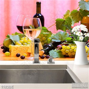 Tranh ly rượu làm ra từ chùm nho tươi treo bếp