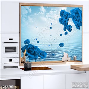 Tranh hoa hồng xanh trên biển treo bếp