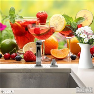 Tranh những ly rượu hương trái cây treo bếp