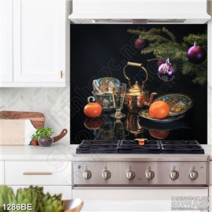 Tranh treo bếp chiếc bình trà cổ tren bàn ăn