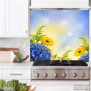 Tranh ánh nắng vàng trên vườn hoa treo bếp