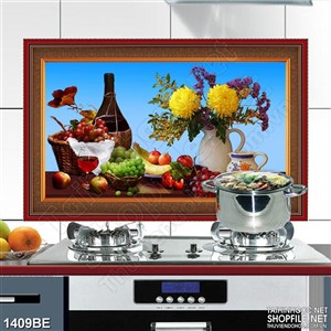 Tranh chiếc bàn rượu đầy hoa treo bếp in uv