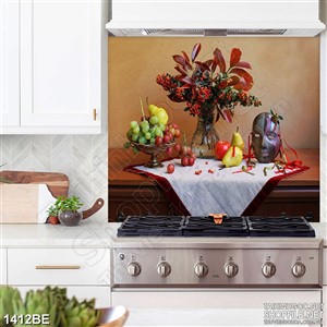 Tranh treo bếp chiếc mặt nạ trên bàn ăn