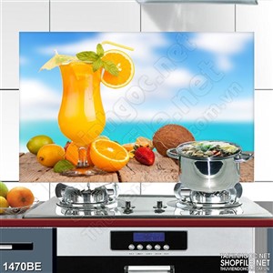 Tranh bếply nước cam trên bàn hướng ra biển