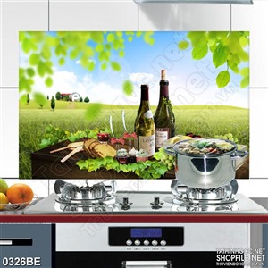 Tranh bếp chai rượu nho trên cánh đồng nho