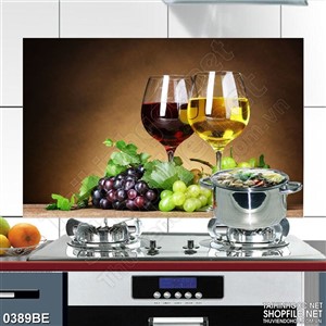 Tranh bếp hai ly trên vang trên bàn đầy nho tươi