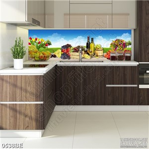 Tranh rượu và nho trên chiếc bàn ngoài trời