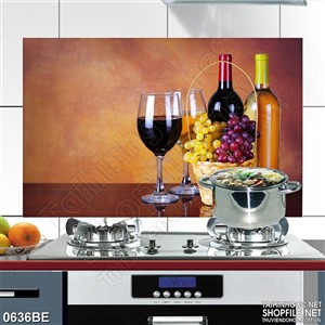 Tranh rượu vang và trái cây trên bàn phòng bếp