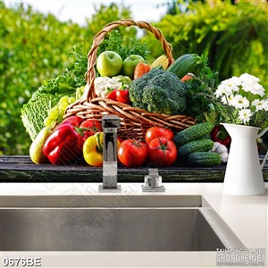 Tranh in bếp giỏ rau củ tươi trên bàn Tranh in bếp giỏ rau củ tươi trên bàn