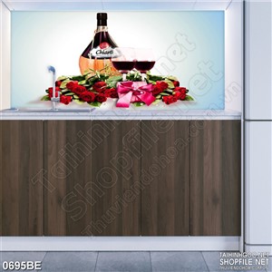 Tranh treo bếp chai rượu ngoại trên bàn hoa