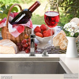 Tranh treo bếp chiếc bàn đầy trái cây và rượu vang