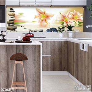 Tranh những bông hoa ly in trên tường bếp