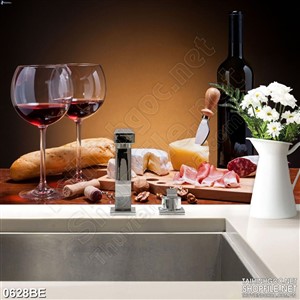 Tranh in bếp ly rượu nho tren bàn ăn